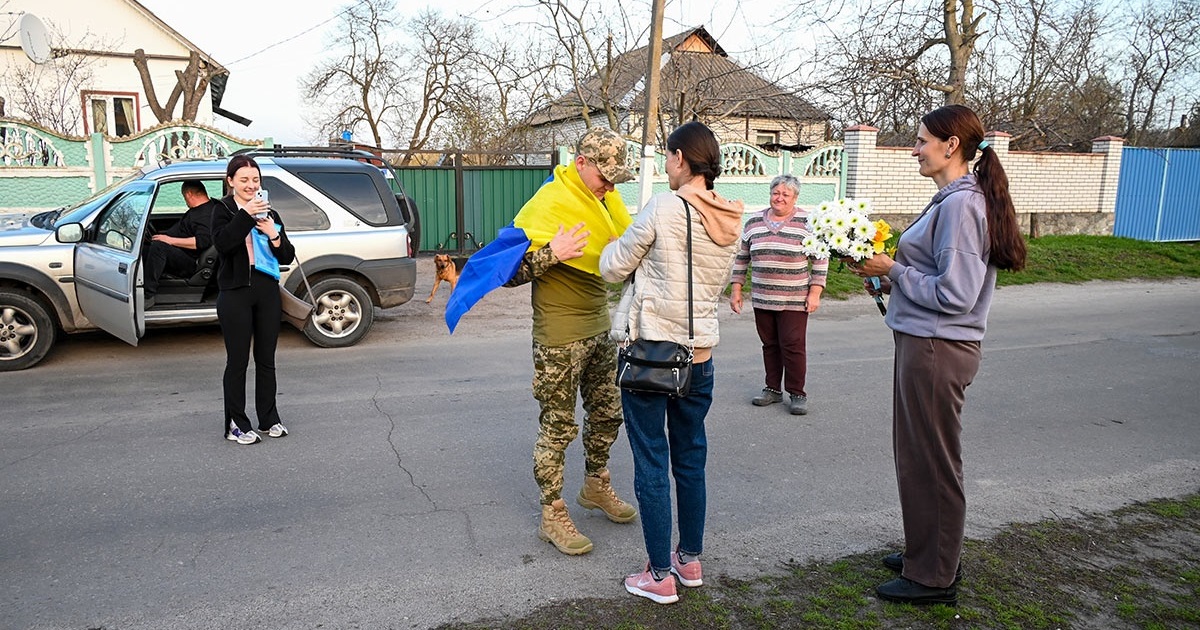 Рідна земля після трьох років полону: в Іванівці зустрічали Героя Романа Цівуна