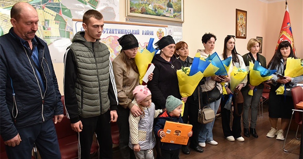 Родинам загиблих Героїв зі Старокостянтинівщини передали державні нагороди (посмертно)