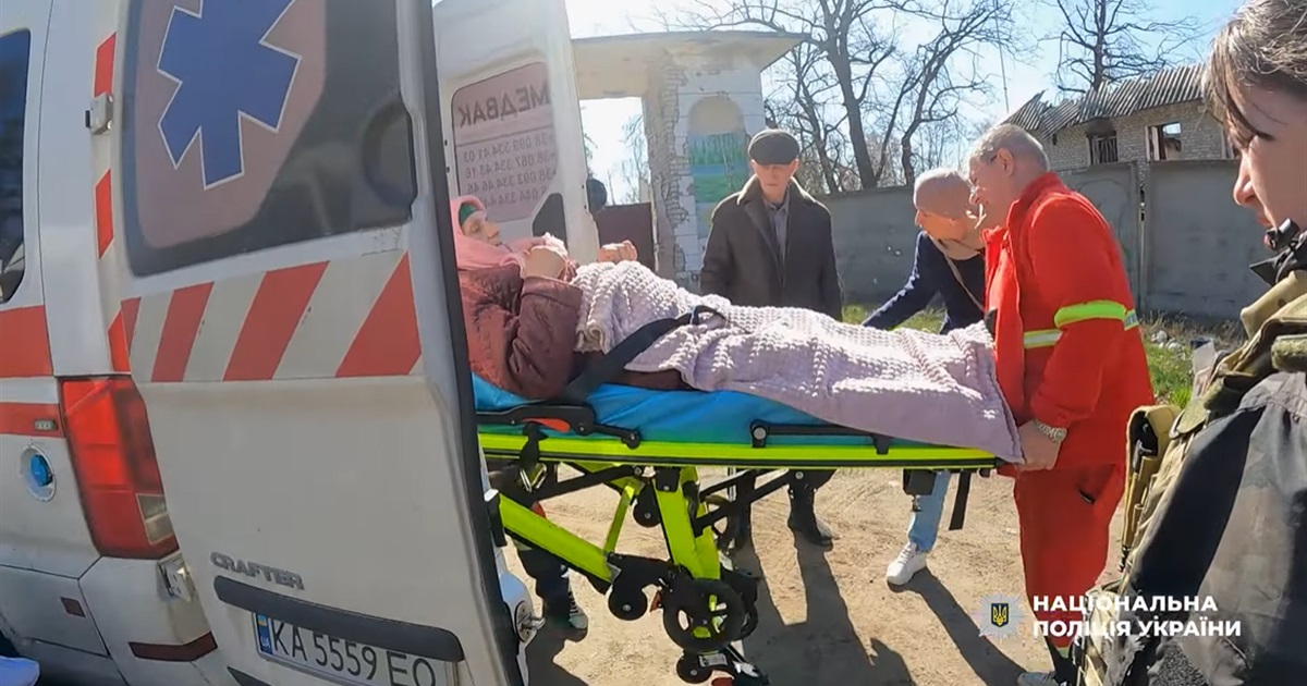 Як рятують людей з прифронту? «Білі янголи» евакуювали 65 мешканців Лиманщини від початку року