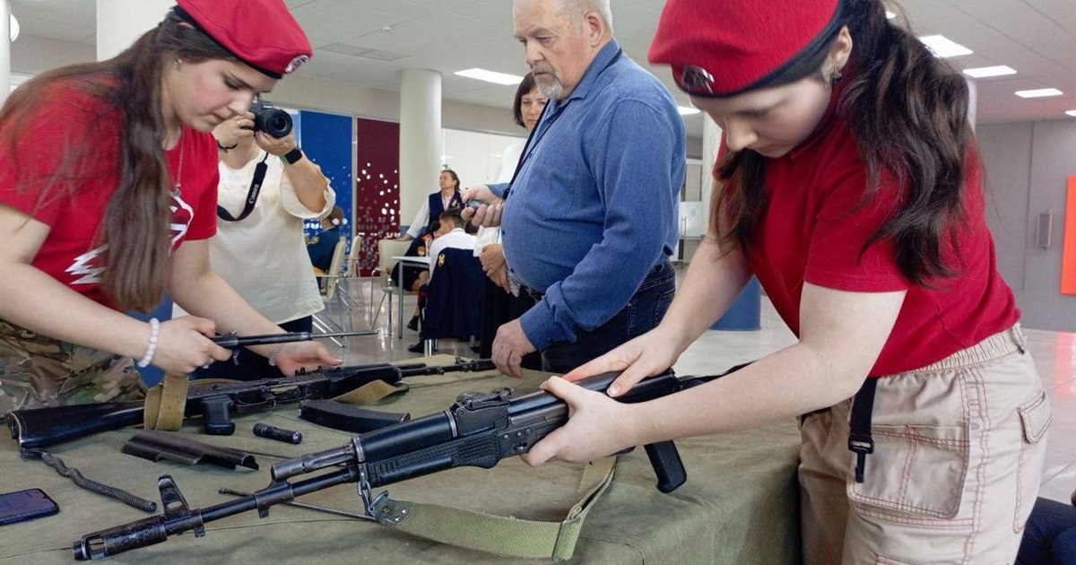 Дітей з Бердянська відправили до Ростову набиратись військового досвіду