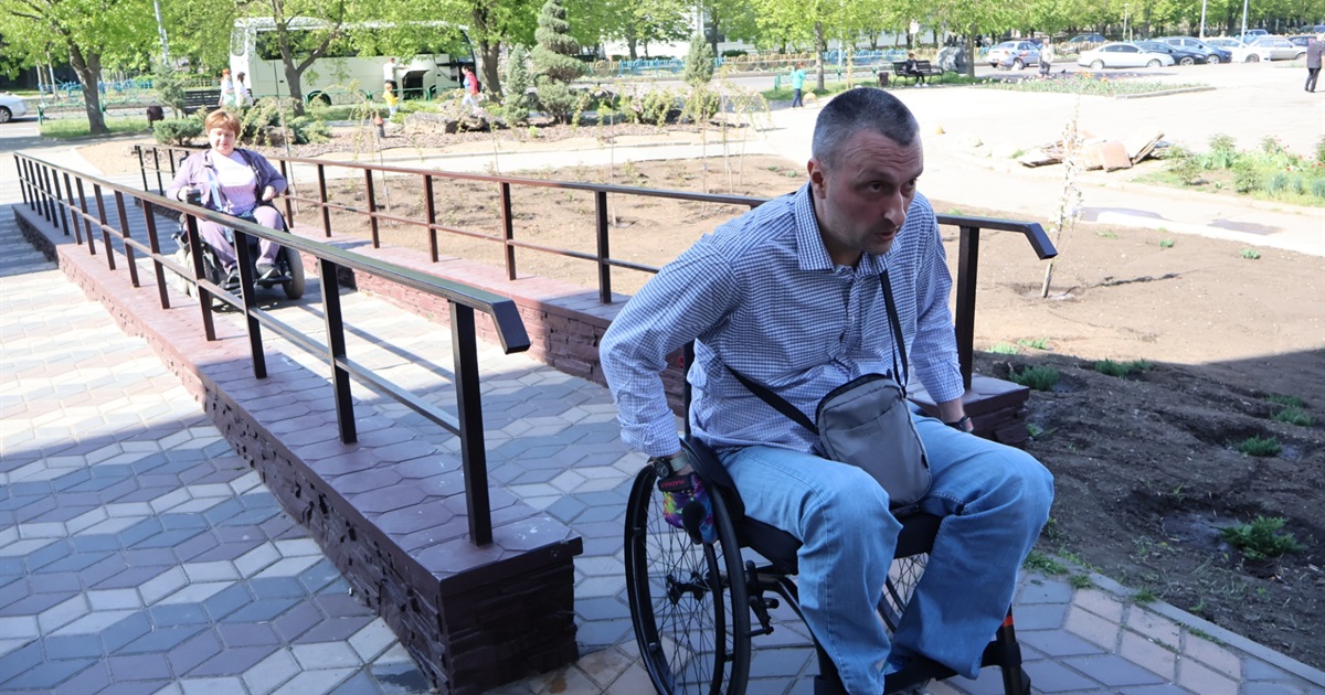 «Багато бордюрів і мало розуміння»: чи стане Південноукраїнськ безбар’єрним?
