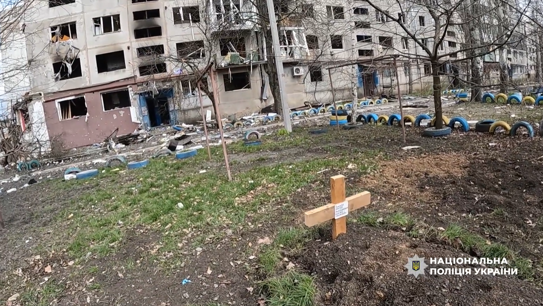 Могили посеред дитячих майданчиків