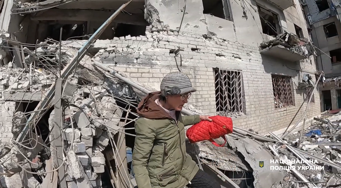 Люди залишаються серед руїн, бо відмовляються від евакуації