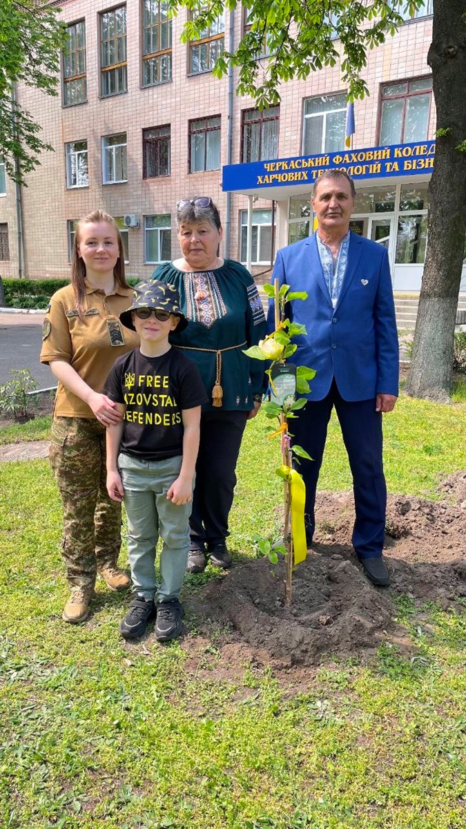 Родина біля магнолії на честь Вадима