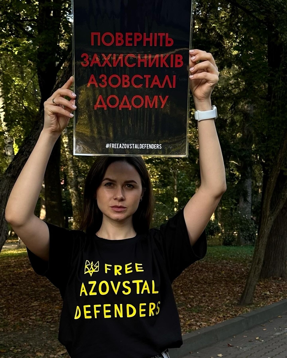 Марія дуже чекає брата з полону. Її найбільша мрія - обійняти його