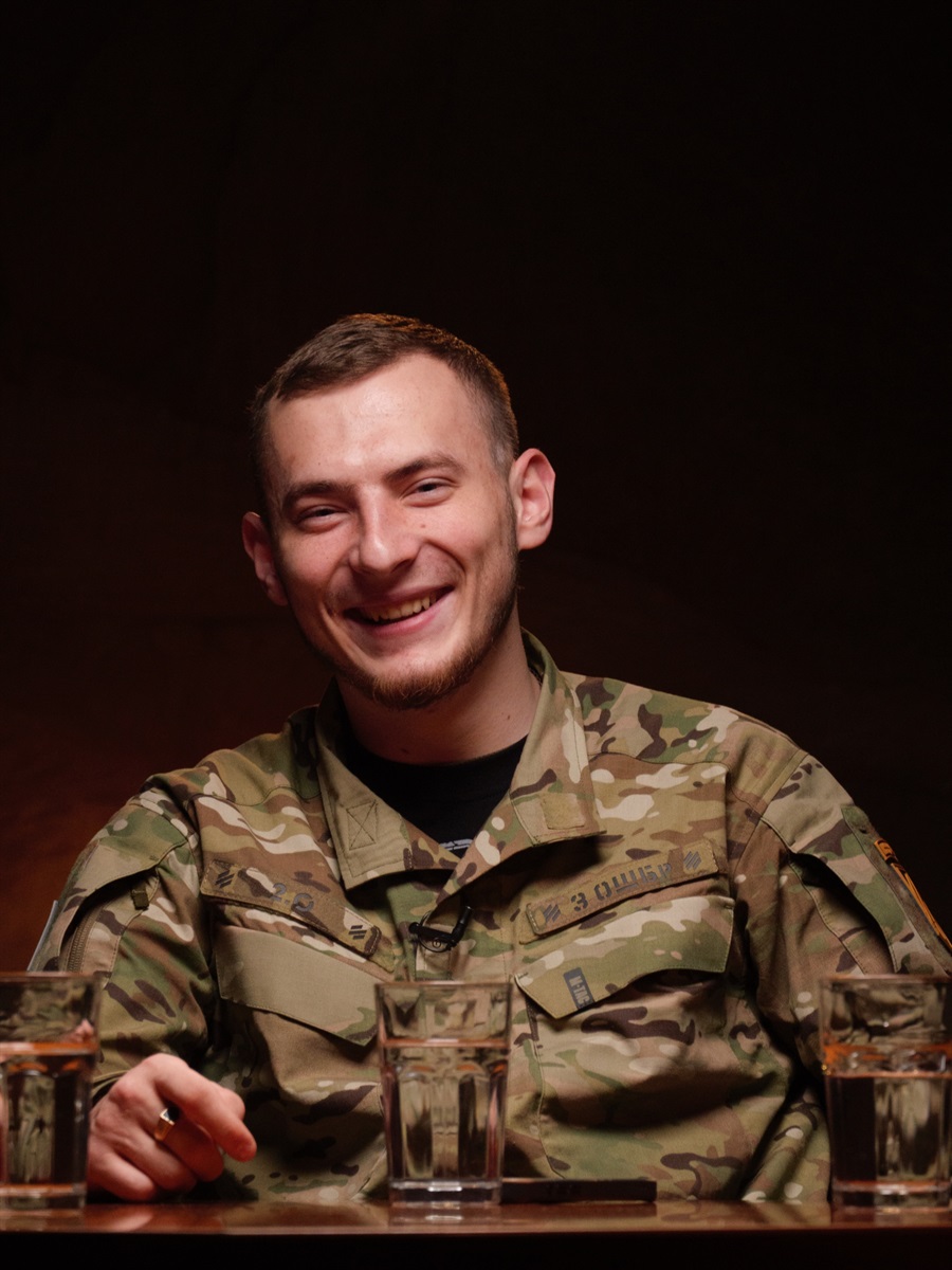 військовий усміхається