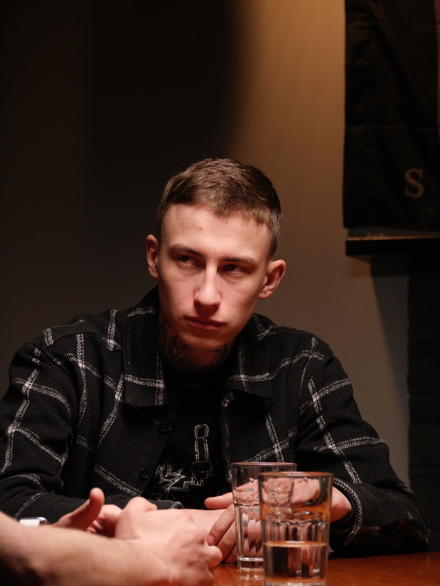 хлопець за столом