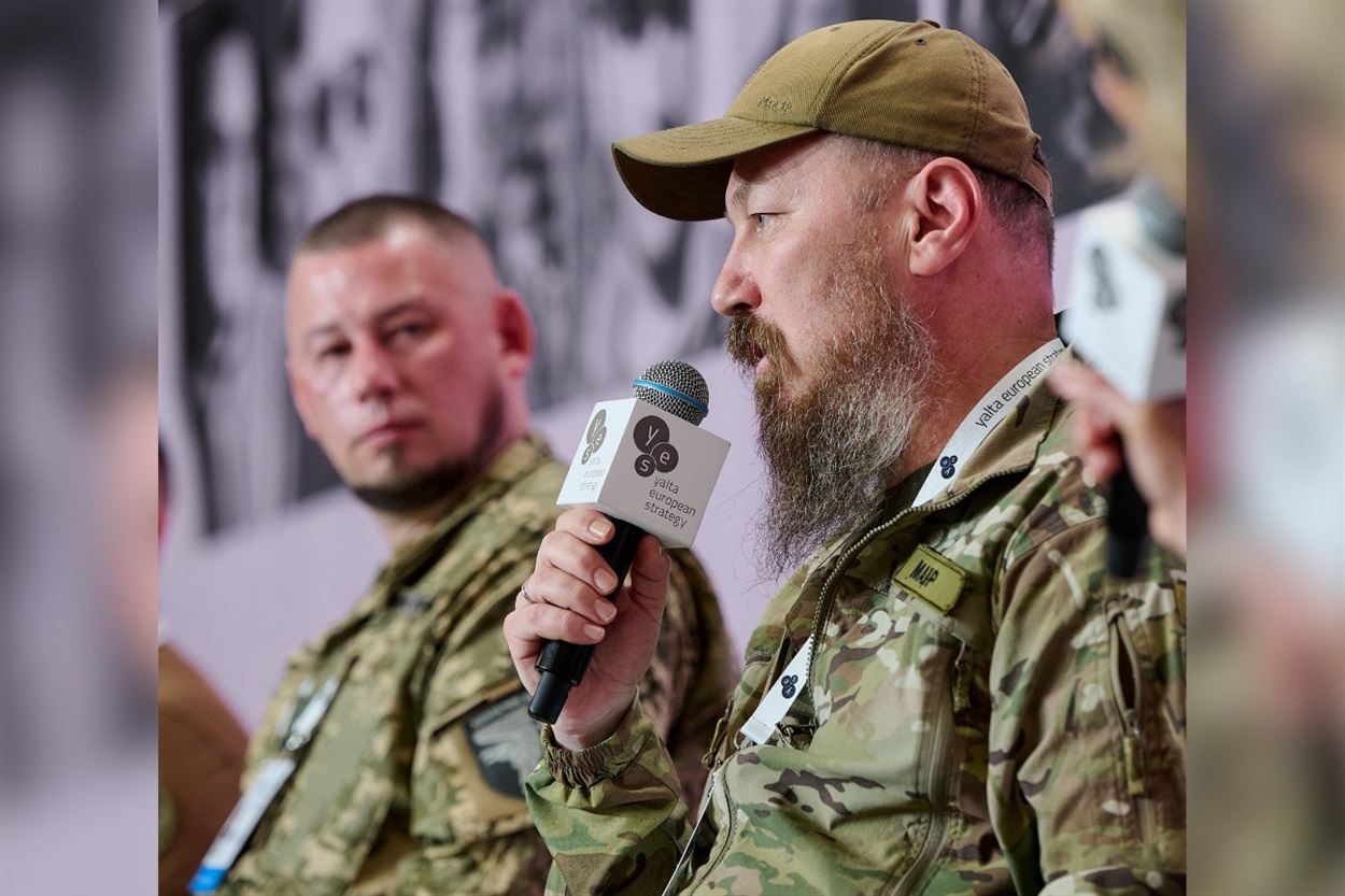 військові
