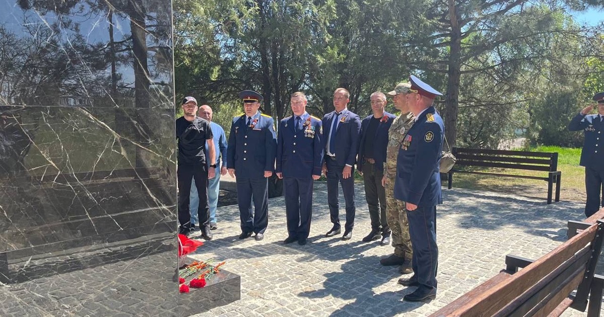 Рашисти відкрили памʼятник загиблим у війні на території катівні в окупованому Бердянську