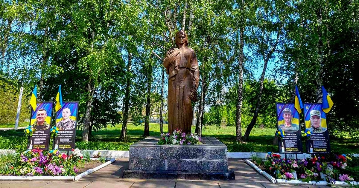 Пам'ять жива: у Шпендівці відкрили Алею Слави на честь загиблих Героїв-односельців