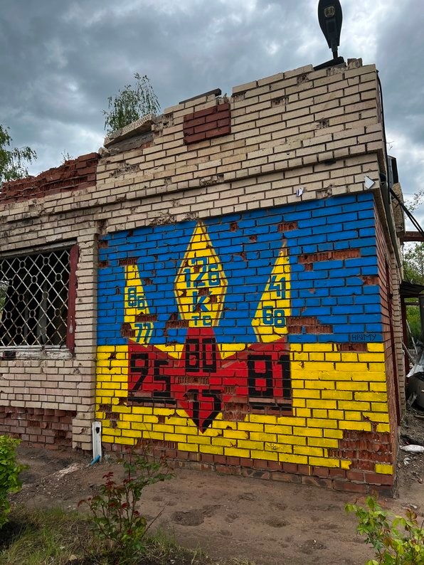 Мурал з номерами бригад, які захищали територію Долина — Краснопілля — Богородичне