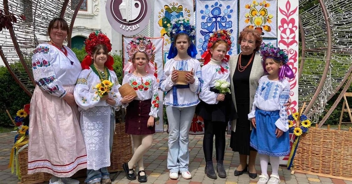 На "Вільному мікрофоні" у Переяславі До дня вишиванки показали дефіле "Я – україночка"