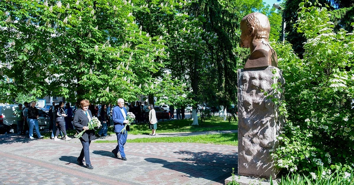 На Кагарличчині до погрудь Тараса Шевченка, з нагоди перепоховання поета, поклали квіти