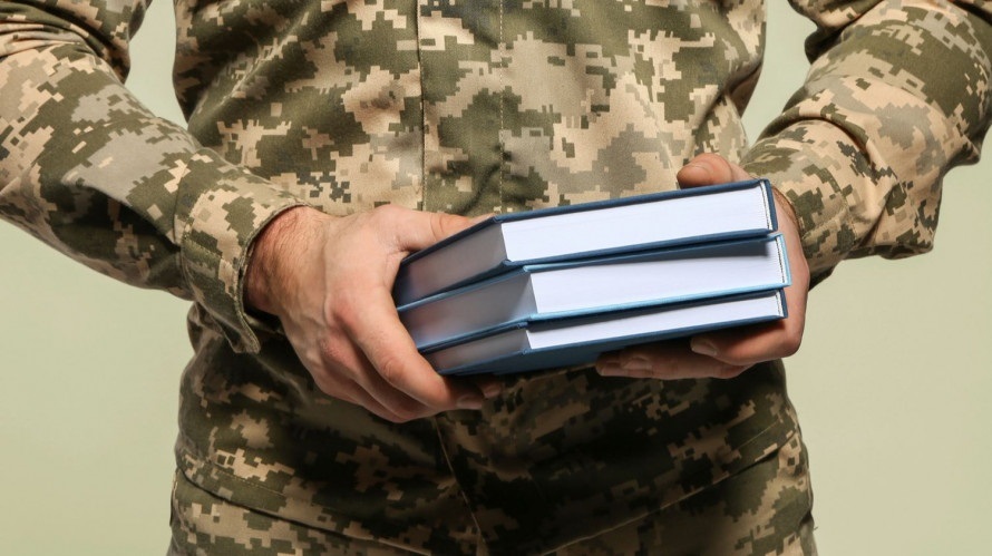 книги в руках
