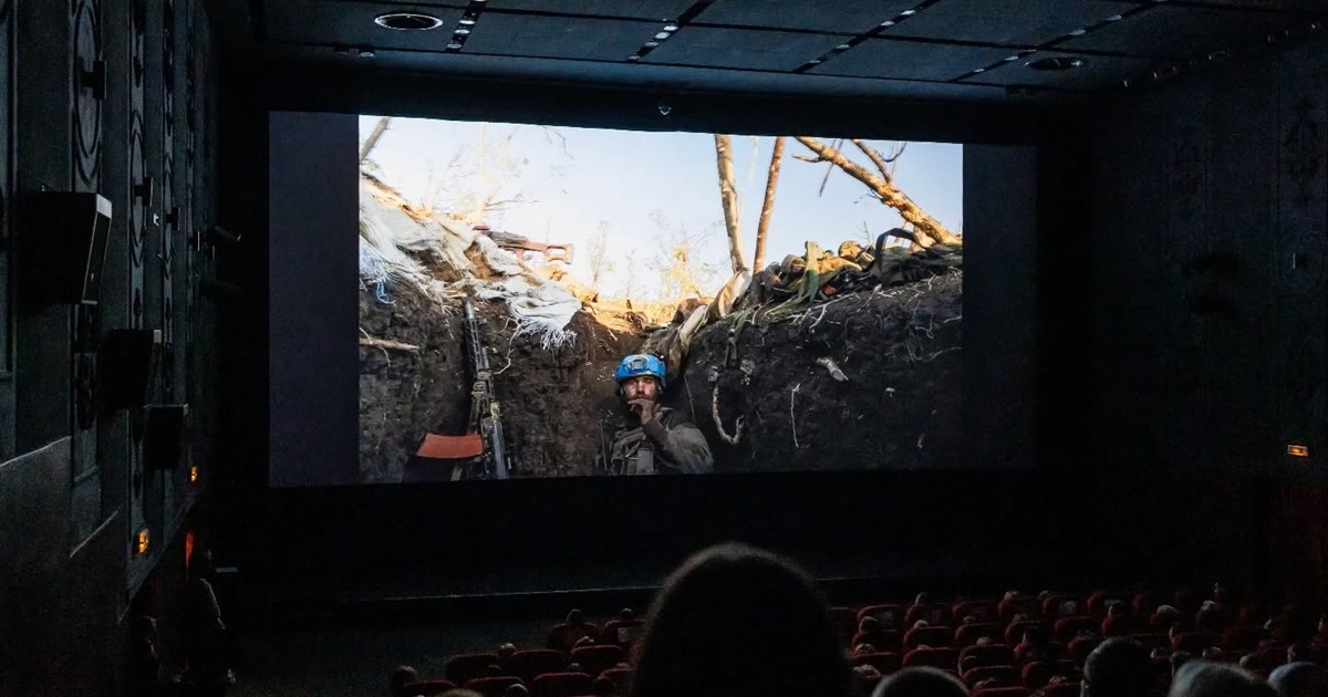 На Docudays UA відбулася прем'єра фільму Мстислава Чернова «2000 метрів до Андріївки». Що відомо