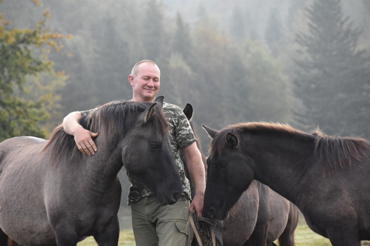 чоловік серед коней