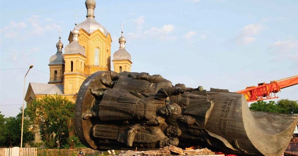 У Переяславі влада нарешті знесла ще один пам'ятник про "єдність" із ворогом