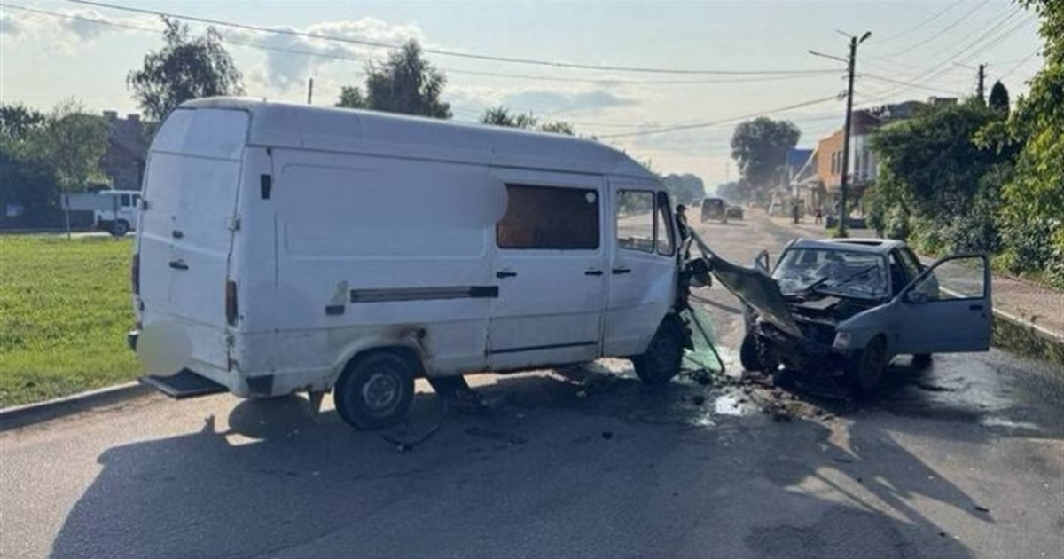 Зіткнення двох авто у Мамаївцях: п’ятьох людей доставили до лікарні