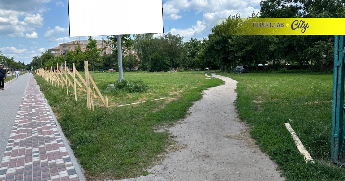 "Липи міськрада пересадить": на місці будівництва нового супермаркету розпочали підготовчі роботи