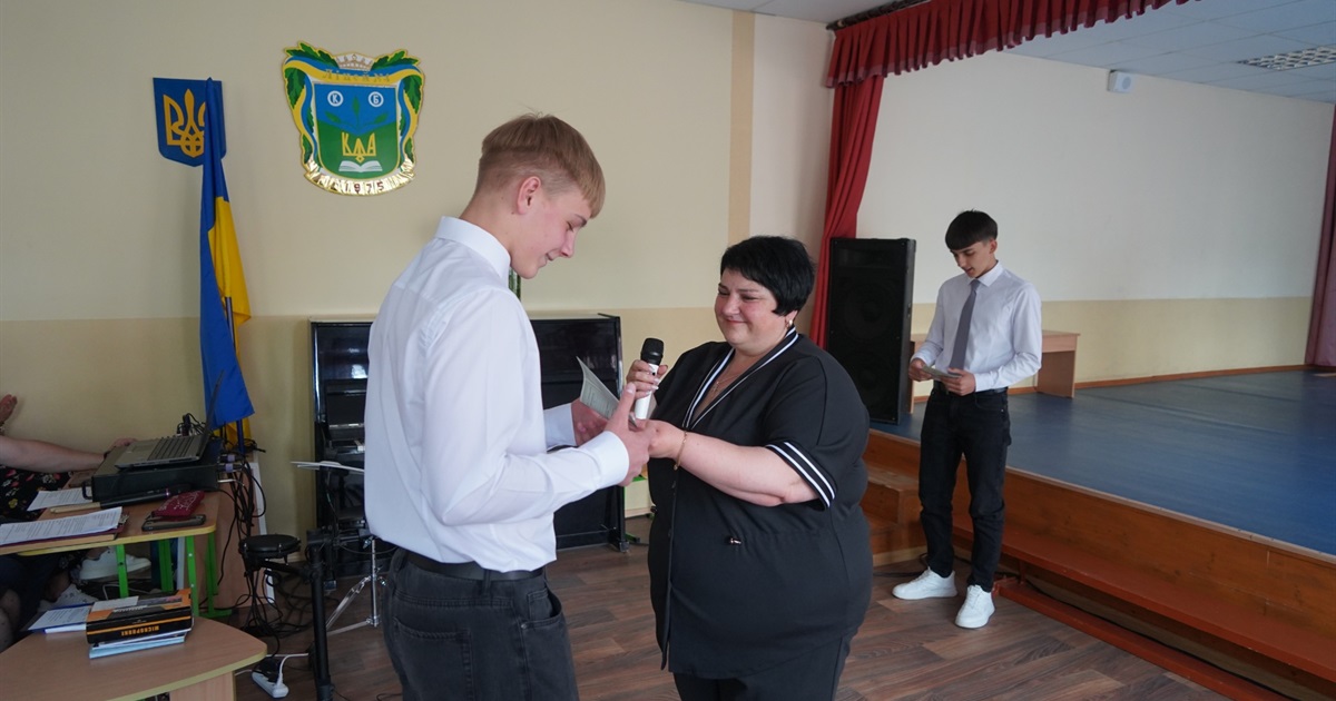 Замість «прощавай» — «до зустрічі». У Городоцькому ліцеї №4 випускникам 9 класу вручили свідоцтва