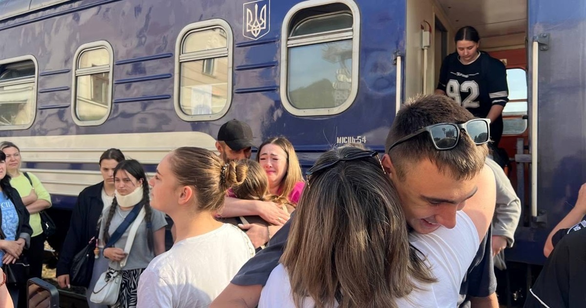 Студенти і викладачі Кіцманського коледжу, які потрапили в ДТП у Франції, повернулися додому