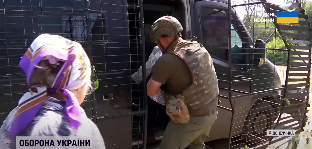 Через небезпеку поліцейські їздять на евакуацію у броньованих авто та із захистом від дронів