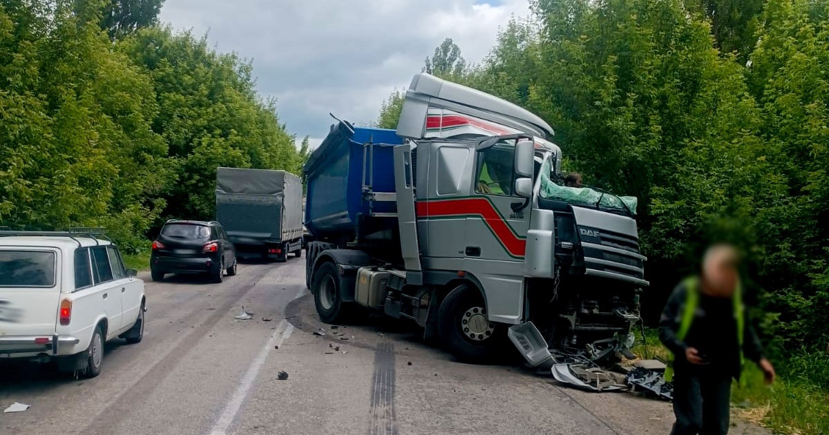 Автотроща на Кагарличчині: зіткнулися дві великогабаритні вантажівки, є постраждалі