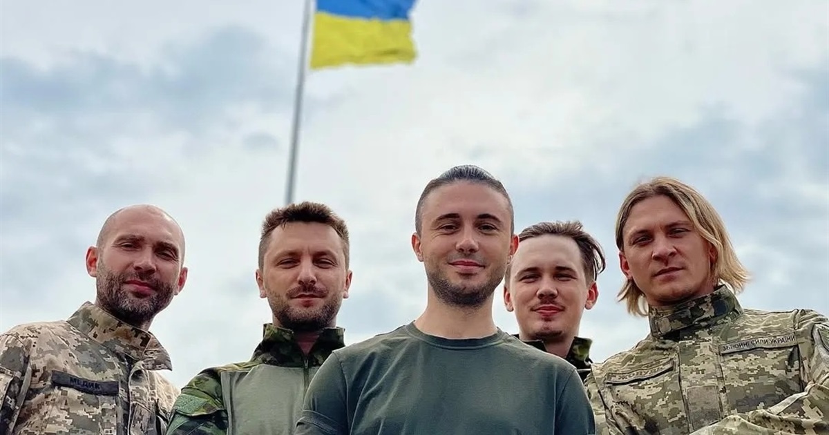 Учасники "Антитіл" розбирають завали після удару по дому Тараса Тополі