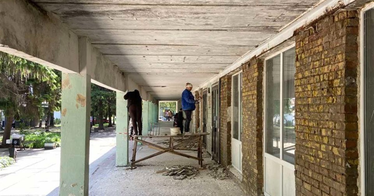 У Переяславській лікарні почали ремонтувати вхід та фасад поліклініки власними силами закладу