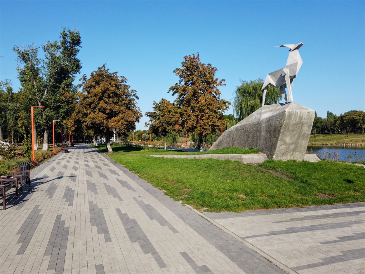Скульптура оленя у парку Ювілейному у довоєнному Покровську
