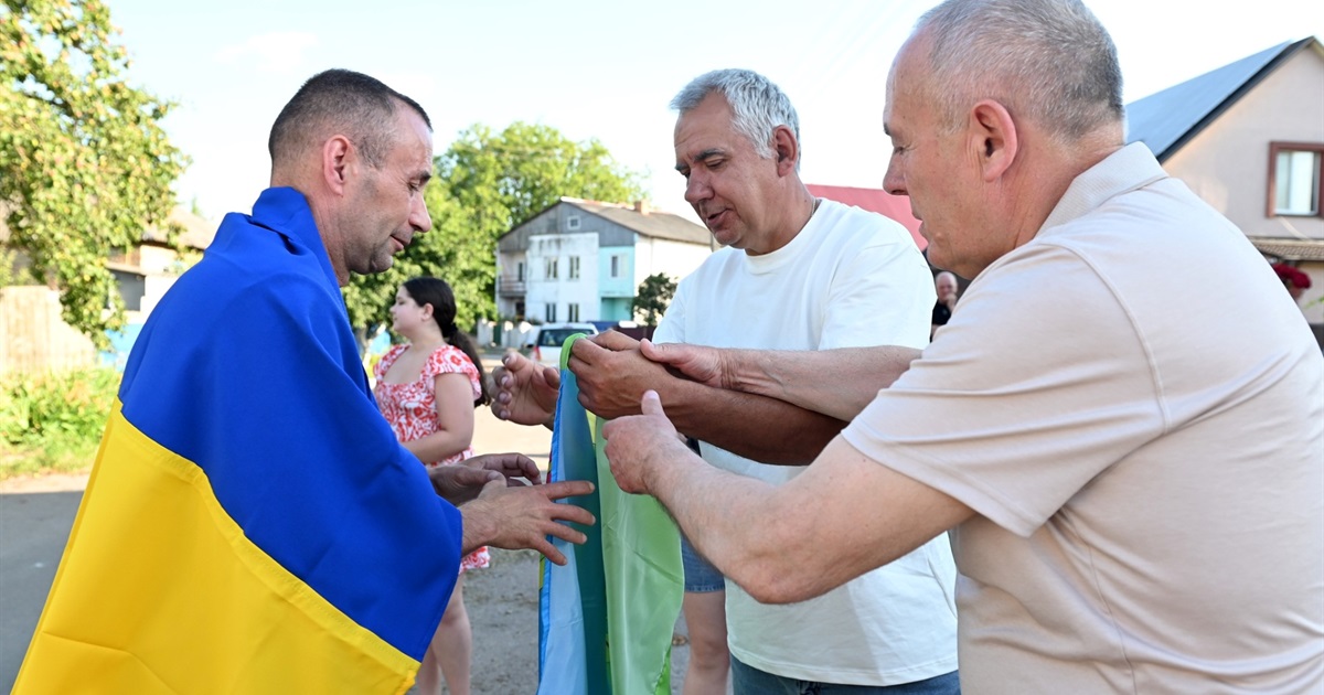 «Цей страшний сон минув»: у Кагарлику зустріли Героїв, які повернулися з полону