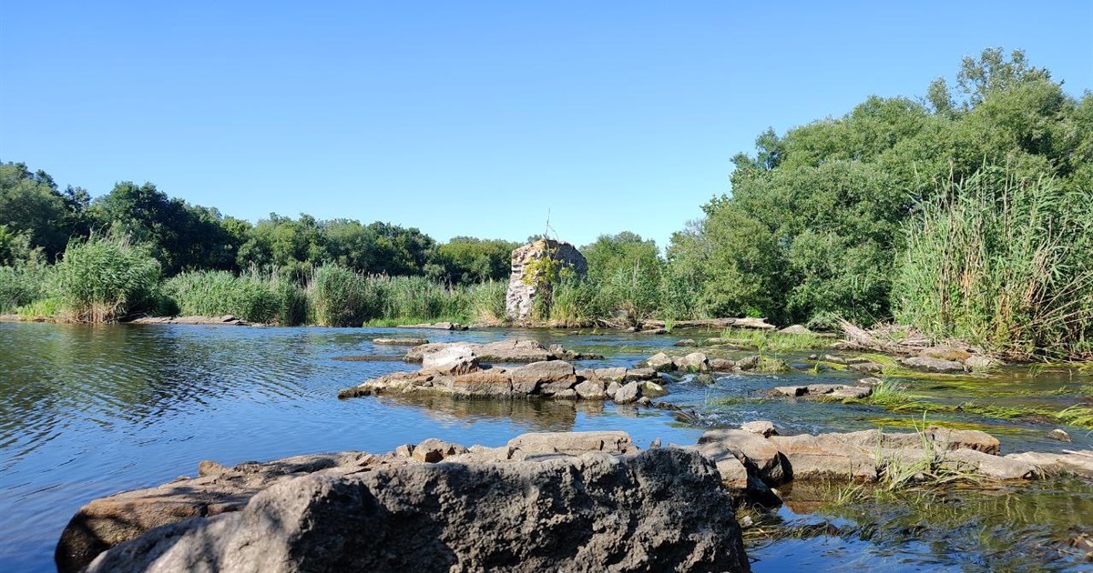 Біля старого млина влітку: фотоальбом