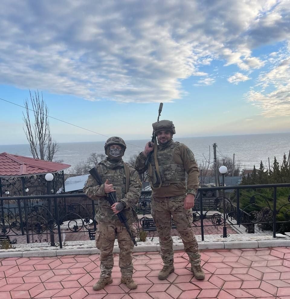Дмитро з побратимом на базі "Азову" в Юр'ївці