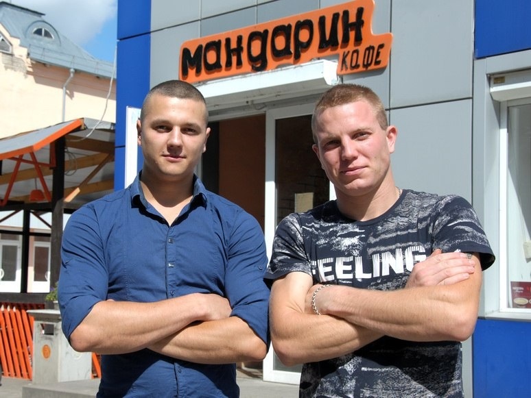 два чоловіки