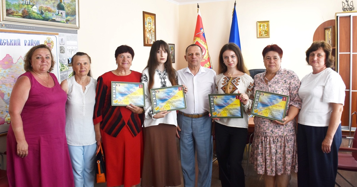 У Старокостянтинівській громаді випускників відзначили грошовими преміями