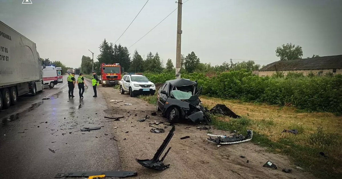 Два водії загинули, пасажир – у лікарні: смертельна аварія в Узині за участі трьох автомобілів