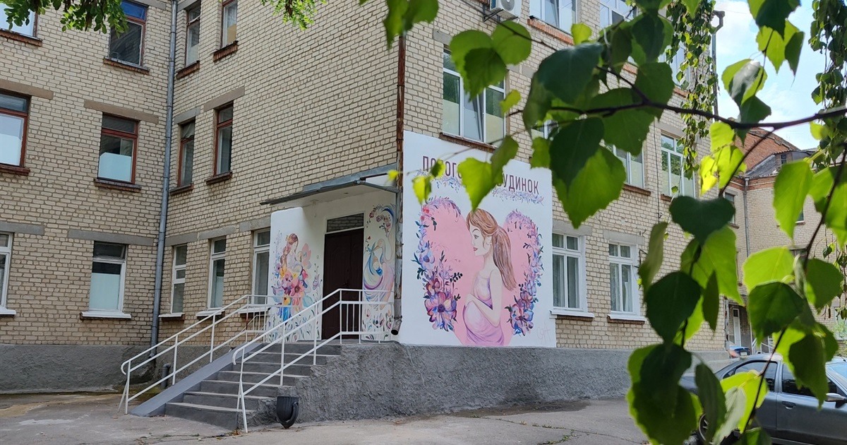 Символи турботи, життя та миру: Первомайський пологовий будинок тепер прикрашає стінопис