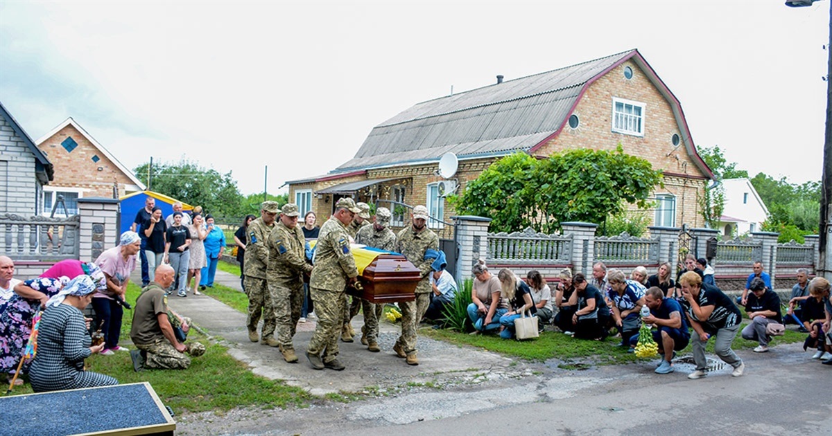 І небо зросило слізьми його останню путь: в Кагарлику поховали воїна Олега Костюченка