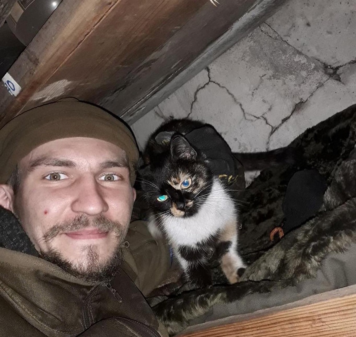 Олексій на "Азовсталі" із врятованою кішкою
