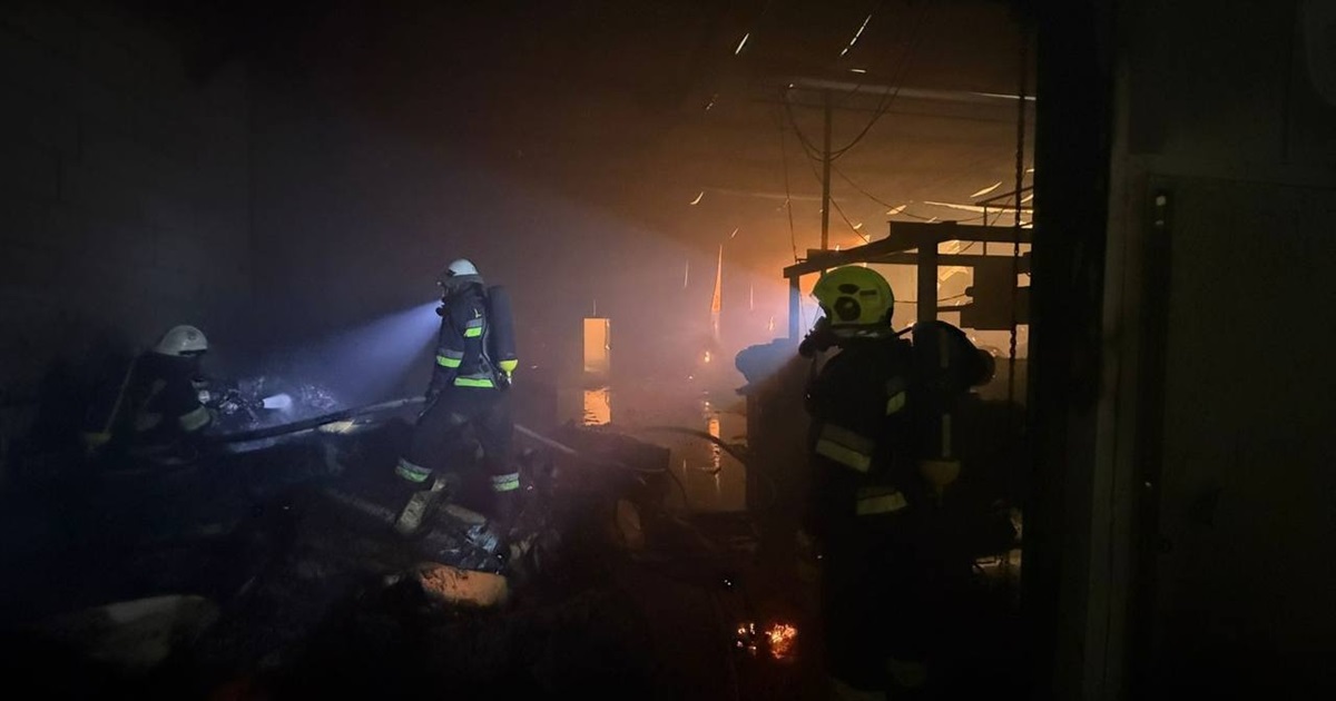 На Київщині через нічну атаку загорілося меблеве підприємство, є руйнування