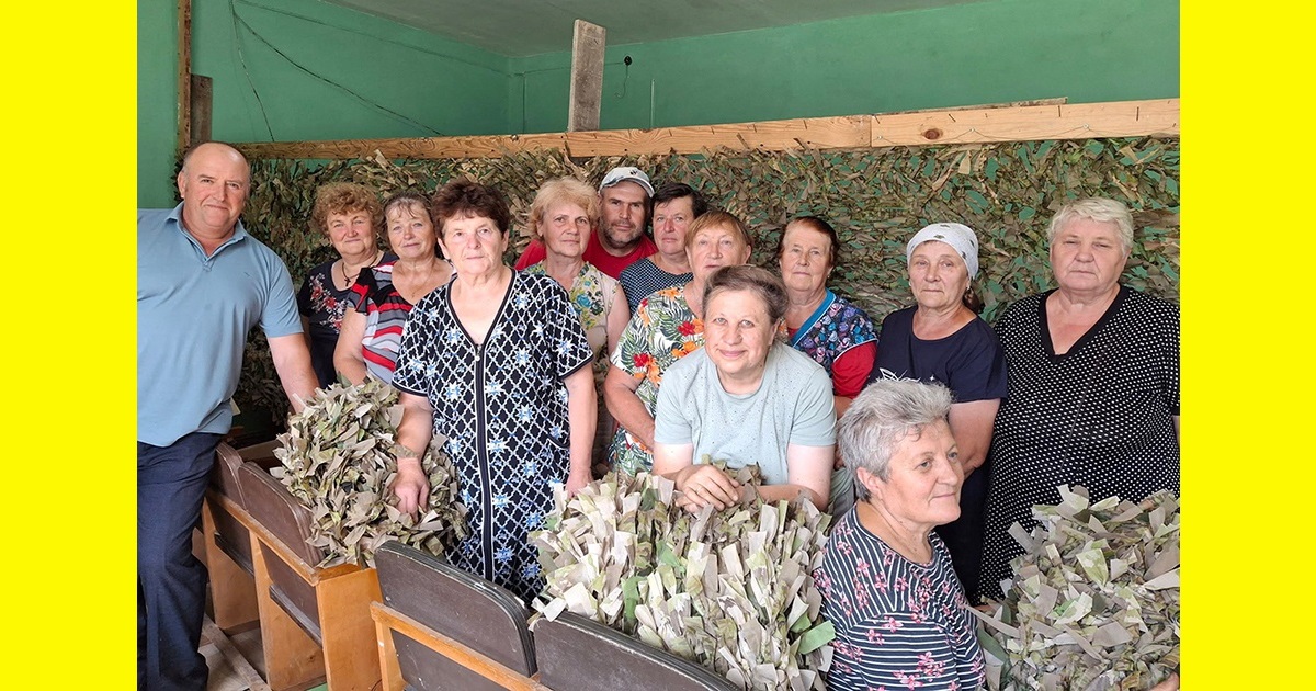 Уже 200 маскувальних сіток для ЗСУ: волонтерки з Буртів невтомно працюють задля Перемоги
