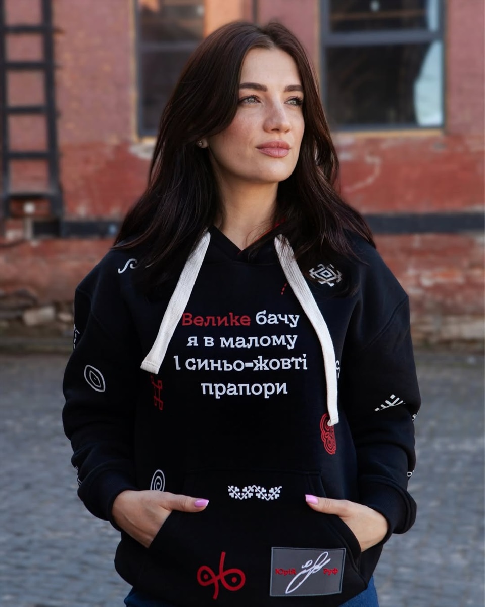 дівчина в худі