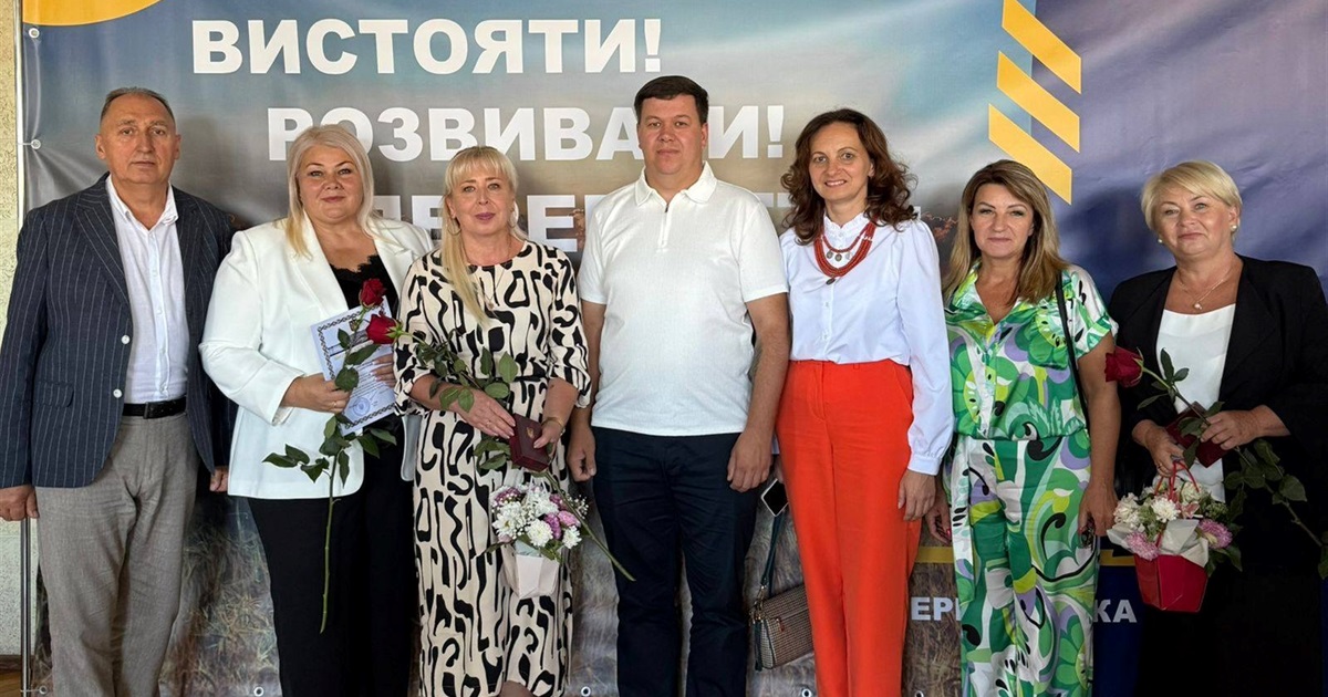 Освітян з Кіцманської громади нагородили під час обласного серпневого форуму