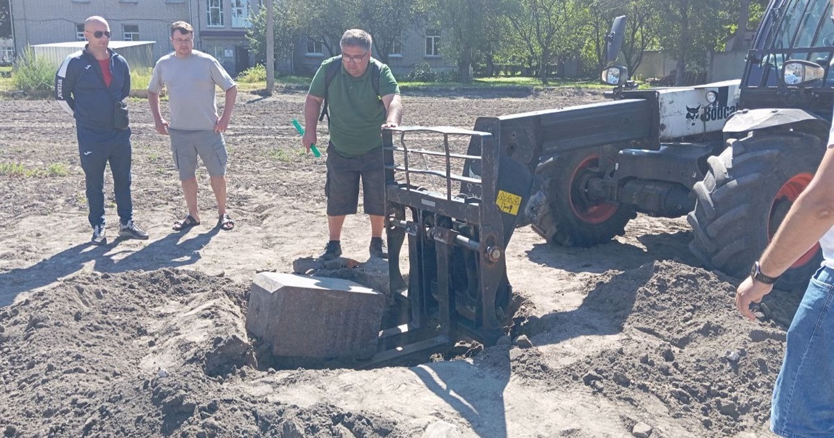 Науковці заповідника "Переяслав" на території колишнього монастиря викопали надгробок настоятеля