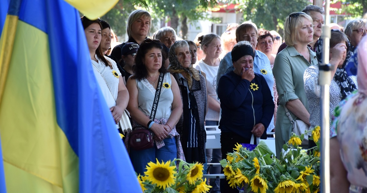 Соняхи, хвилина мовчання та біг за Героїв: як громада відзначила День пам’яті захисників України