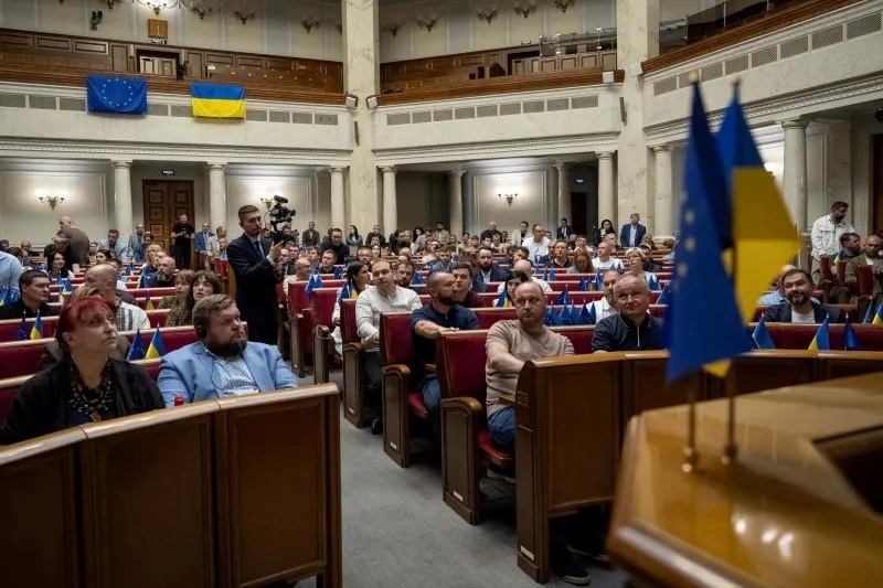 Депутати на сесії Парламенту в Києві