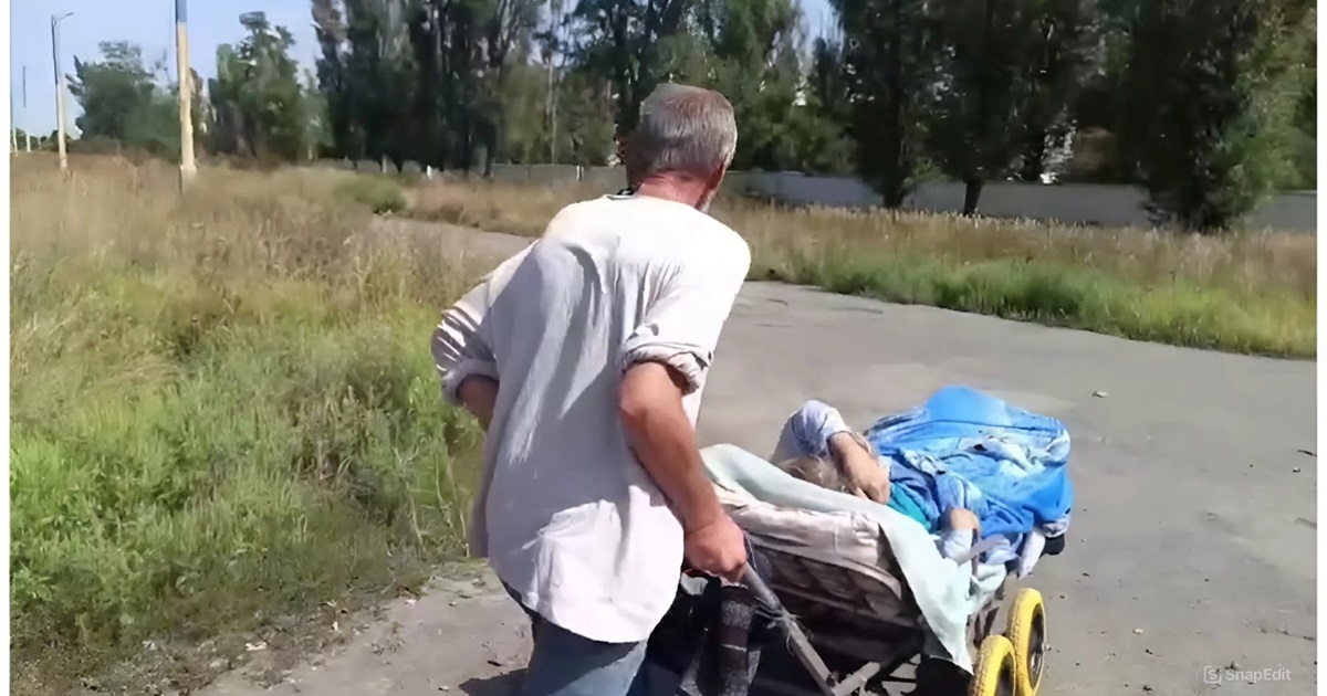 Чоловік вивозив пішки з Покровська поранену матір. За ними полювали російські дрони