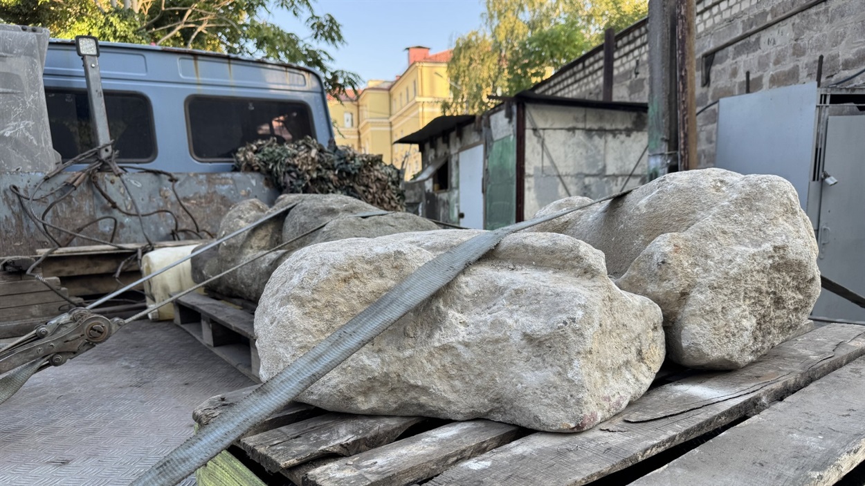 Половецькі статуї, які вивезли з Білокузьминівки