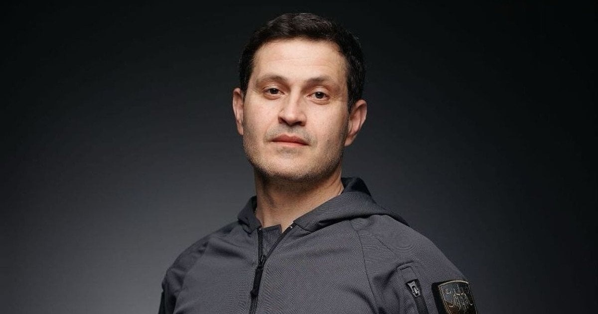 Режисер «Кіборгів» Ахтем Сеітаблаєв живе в центрі Києва за 20 тисяч: ексклюзивний тур по квартирі