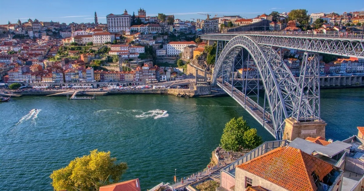 Ryanair запускає 4 нові маршрути до Португалії, куди можна летіти з Польщі